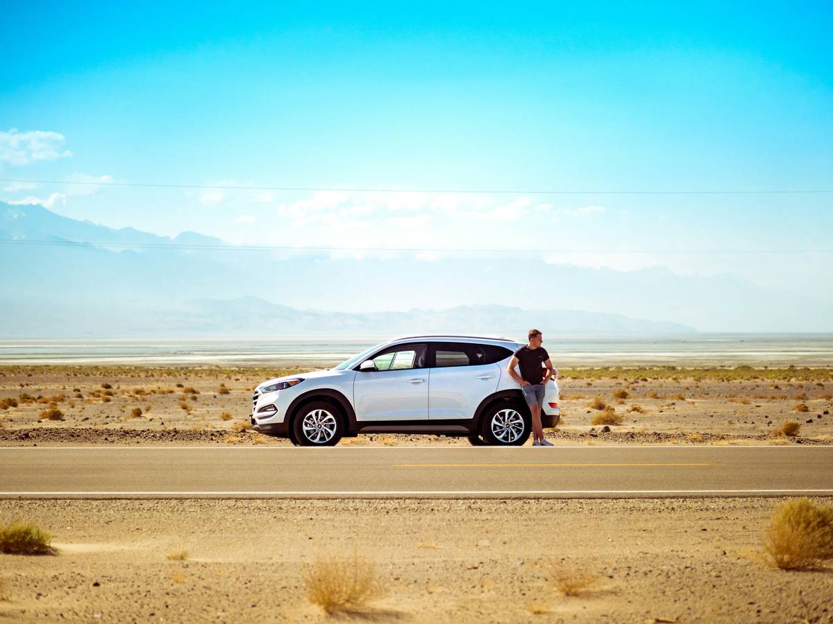 Illustration of auto insurance compare providers process with agent vs online tools