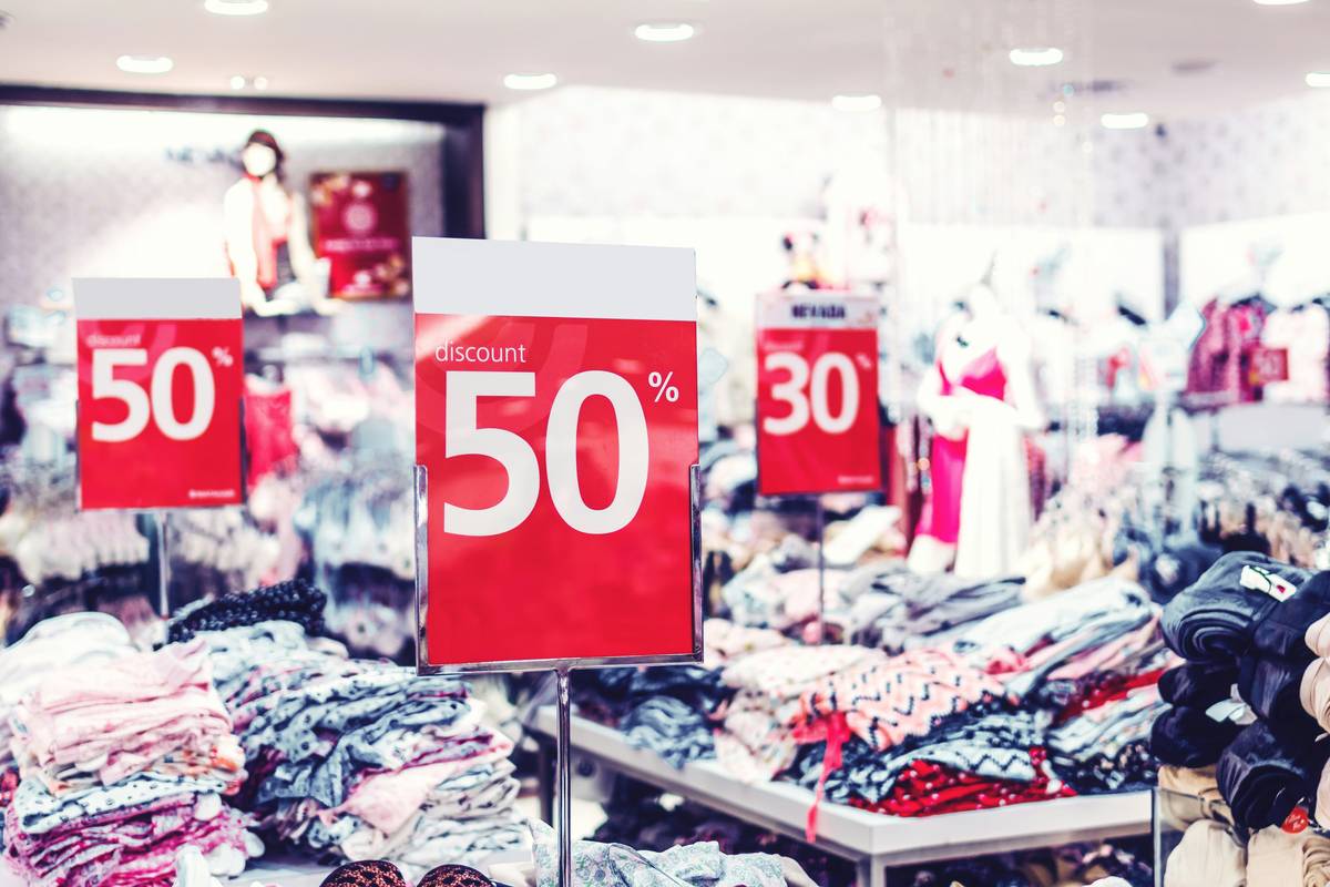 Infographic illustrating steps on how to get affordable auto insurance using telematics and affinity discounts